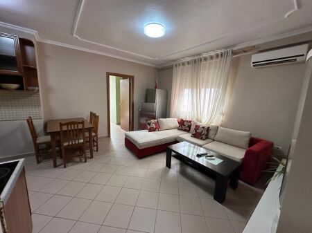 Rruga e Durresit,prane Ambasades Jugosllave jepet me qera apartament 1+1,i mobiluar.60,000Leke
