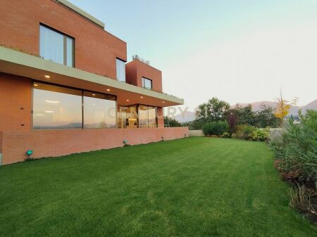 Vilë luksoze me qira pranë TEG