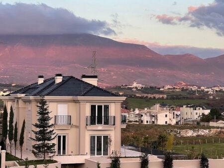 🏡 Vilë Luksoze për Shitje me 2 Pishina – Mjull-Bathore ✨