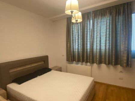 AFFITTASI APPARTAMENTO 2+1+2 bagni, al terzo piano di un edificio di lusso.