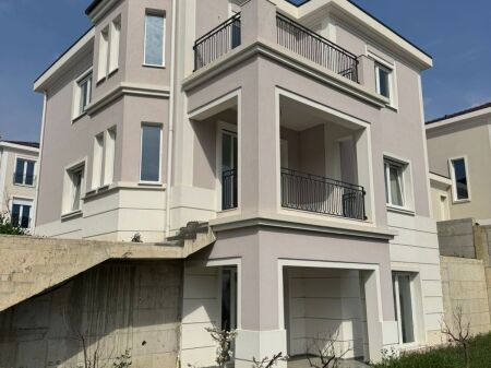 🏡 Vilë Luksoze 3-Katëshe për Shitje – Collina Verde, pranë TEG ✨