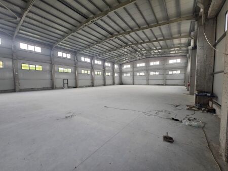 Magazine Me Qera Ne Autostrada Tirane- Durres ( ID BM316) Tirane