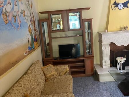 21-Dicembre Appartamento 2+1 in affitto  ✅Informazioni sugli ingressi ; ♦️ Superficie netta: 100 m² ✅Organizzazione : ♦️ Soggiorno ♦️ Cucina ♦️ 2 Camere da letto ♦️ 1 Bagno ✅Altri dettagli : Ingresso privato  📶 Palazzo 2° piano Posizione :21-Dicembre, vicino Hotel Mondial Prezzo affitto : 50.000 Leke