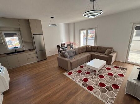 Ofrohet per qira Apartament 2+1 me verande, ne zonen e Xhamllikut.