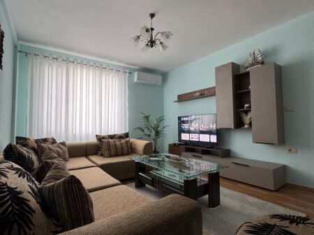 Jepet me qera apartament 1+1, prane stadiumit Dinamo, rruga Gjik Kuqali