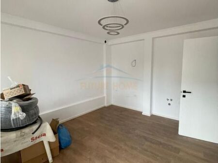 Shitet, Apartament 1+1+Garderobë, Tregu Elektrik , Tiranë.