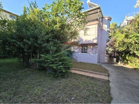 Vilë Tre Katëshe në Shitje në Golem