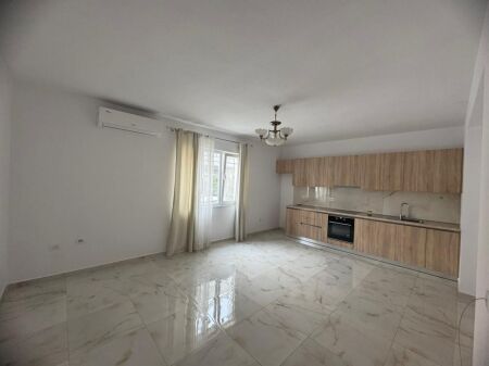 Jepet apartament me qira 1+1+ ballkon në zonën e Selitës së Vogël !
