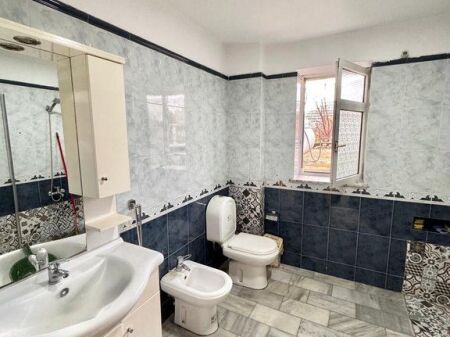 JEPET AMBIENT PER ZYRA TEK RRUGA E ELBASANIT 7 XHUXHAT