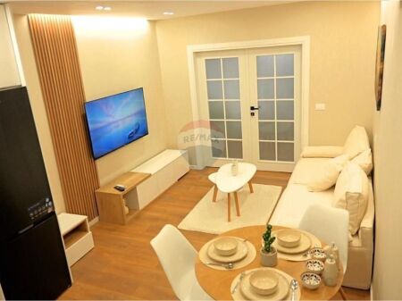 Prane Liceut Artistik Jordan Misja ofrohet per qira apartament i tipologjise 1+1.