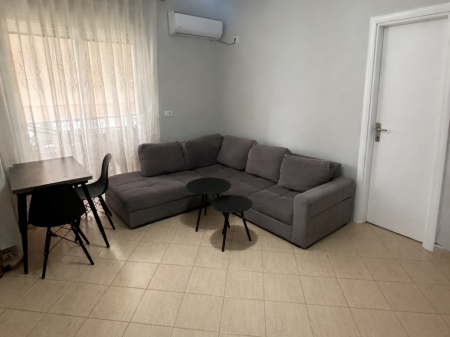 Jepet me qera apartament 1+1  i ri tek Materniteti i Ri tre minuta nga Brryli!