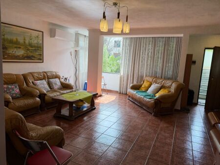 Shitet apartament 2+1, Zogui i Zi, perball Rigut