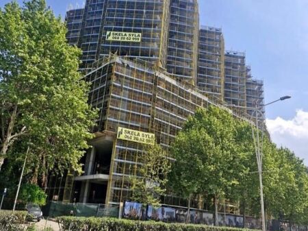 Shitet, Apartament 2+1+2, Colonnade Residence, Tiranë. Kompleksi është i pozicionuar tek Zogu i Zi.