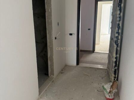 Shitet apartament 1+1 në Rruga e Dibrës