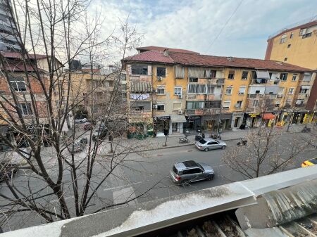 Ambjent zyrash me qira – Medrese, Tiranë