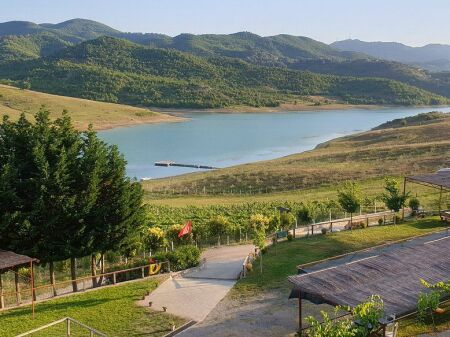 JEPET KAPANON ME QERA 110M2 "AFER ME TOP CHANEL, MEZEZ" 1300 EURO