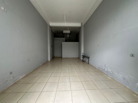 Shitet ambient dyqani Komuna e Parisit