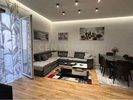 JEPET APARTAMENT ME QERA 2+1+DEPO NE QENDER TE DURRESIT !