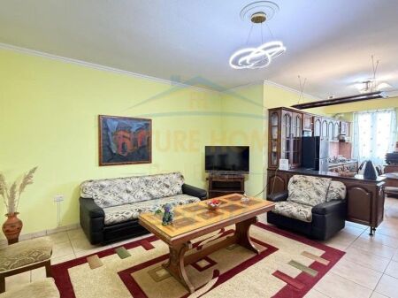 Shitet, Apartament 2+1, Pazari i Ri, Tiranë