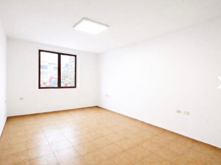 Apartament ne shitje, Sheshi Willson, pamje nga rruga kryesore
