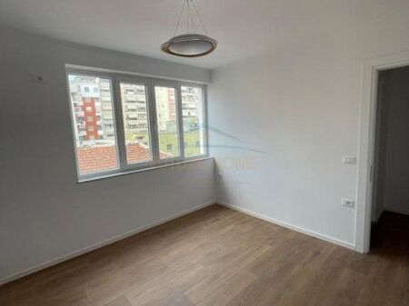 Shitet, Apartament 1+1+Garderobë, Tregu Elektrik , Tiranë.