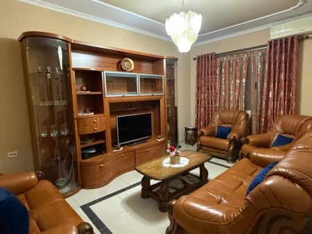 Ne Qender Jepet Me Qera Apartament 1+1 Me Kuzhine Te Vecuar Dhe I Mobiluar