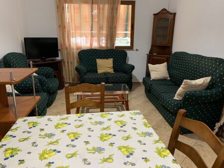 🏢Via 5 Maji, dietro Concord Center, affittasi appartamento 1+1 arredato, 40.000 Leke