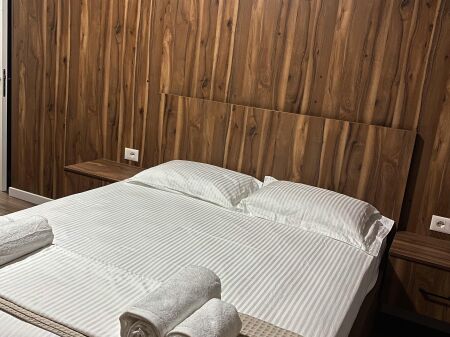 Jepet me Qera: Apartament 1+1 + vendparkim me Hyrje dhe Oborr Privat – Kopshti Zoologjik