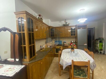 Jepet me qira apartament 1+1+verand
