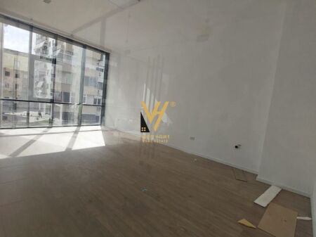 OFFICE 40 M2 FOR RENT AT MINE PEZA 800 EURO