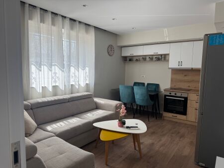 Apartament 2+1 me qira perballe Maternitetit te Ri!