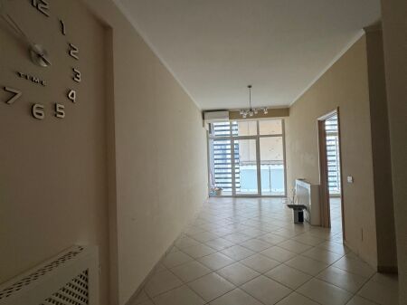 Shitet apartament 1+1 komuna parisit