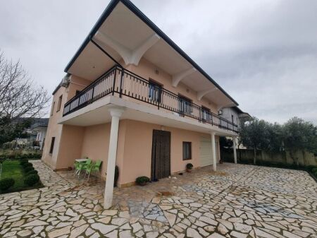 Shitet Vilë tek ish Frutorja, Lezhë