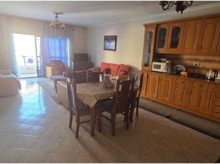 Apartament 3+1+2 per shitje Komuna e Parisit !