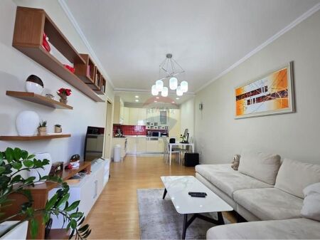 Shitet - Apartament 2+1 tek Ulsuga