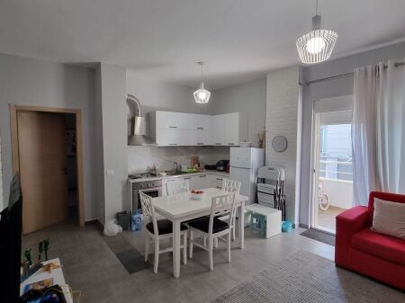 Shitet Apartament 1+1