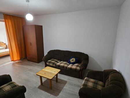 Ne zonen e Bllokut,prane Shtepise se Ofertave jepet me qera apartament 1+1,i mobiluar 55,000LEKE