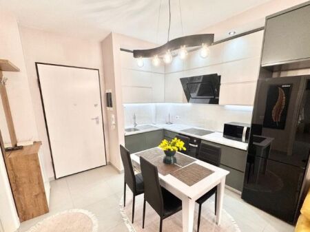 Jepet me qera apartament 1+1 – stil jetese urban dhe akses në çdo kënd të qytetit