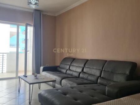 Shitet apartament 1+1 30m larg detit dhe Garazh në Qerret !