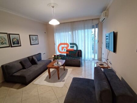 Ne Bllok, Jepet Me Qira Apartament 2+1+2 Me Hapesira Te Bollshme!!!