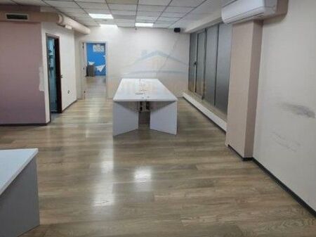 Qera Ambjent Biznesi, Qendër.