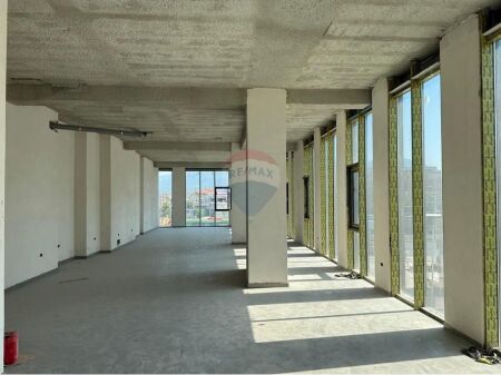 LOCALE COMMERCIALE IN AFFITTO IN VIA DRITAN HOXHA