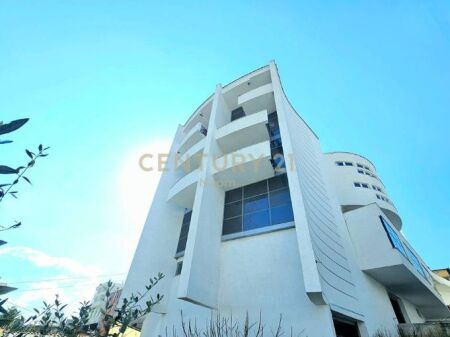 Business building for rent – large and flexible space