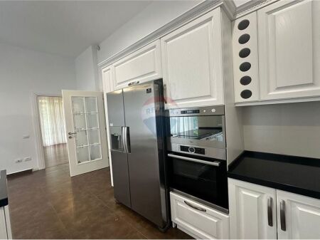 Vile per qira ne nje nga rezidencat me luksoze ne Tirane, ne Rolling Hills.