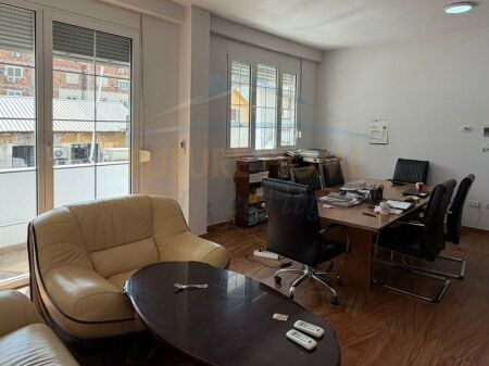Affitto, Appartamento 2+1 per uffici, Centro, Tirana.