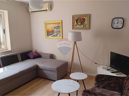 Jepet apartament 1+1 me qira ngjitur me Ambasaden Amerikane.