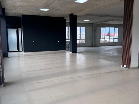 📦 LOCALE IN AFFITTO – VICINO A TOP CHANNEL, TIRANA