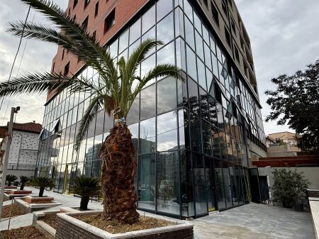 Njësi Shërbimi (Dyqane) për Qira / Shitje – Bulevardi Zhan D’Ark, (Materniteti i Ri Tiranë)