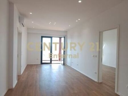 Office for rent + Parking spot on Kavaja Street, Garden Building