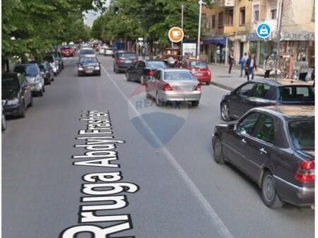 Ambient komercial per qira ne Bllok 222m2